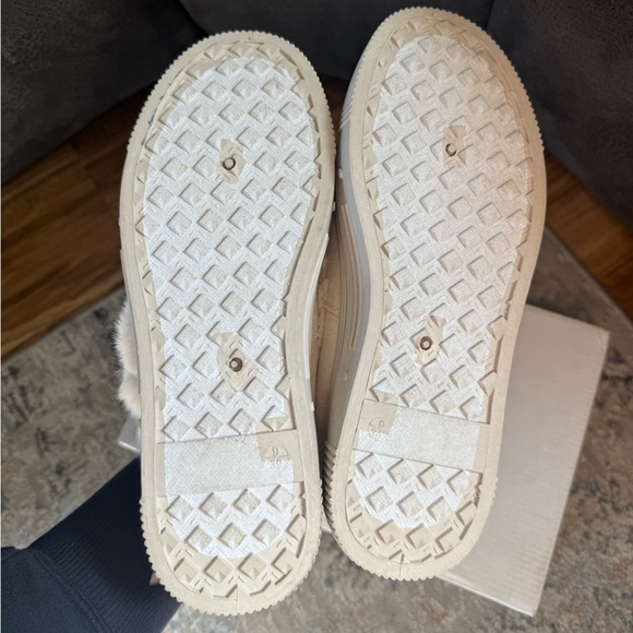 Bamboo Cozette Low Top Faux Fur Lined Cream Boots Size 9 NWT - Picture 3 of 6